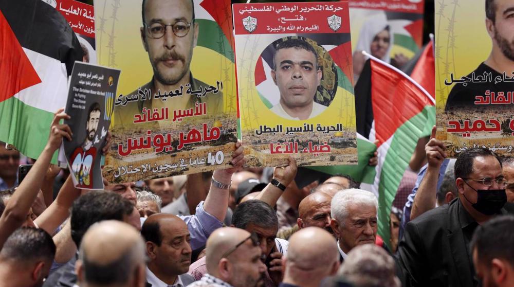 30 Palestinian prisoners go on hunger strike against Israeli policy