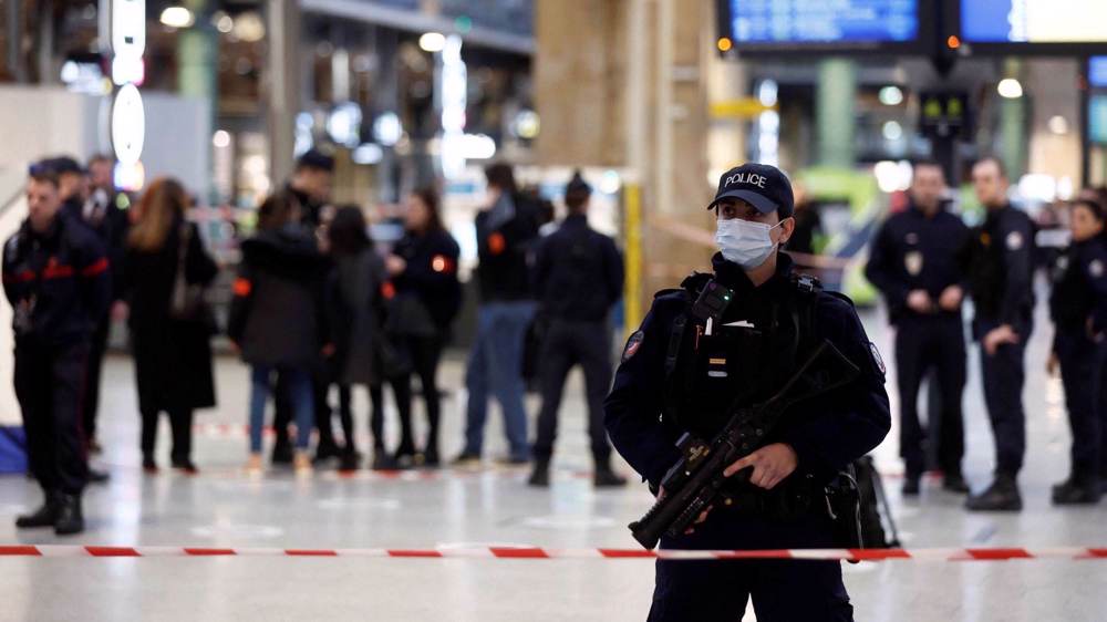 Knife attack wounds several at train station in French capital