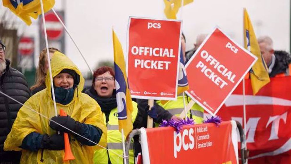 100,000 British civil servants to strike on February 1
