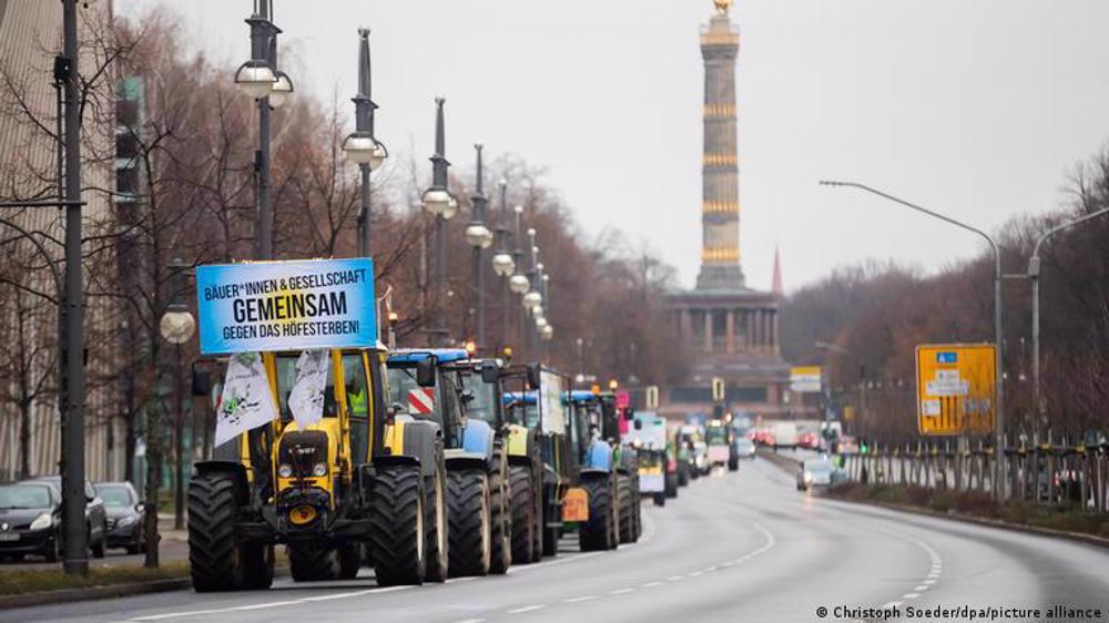 Des milliers d'agriculteurs en colère bolquent Berlin