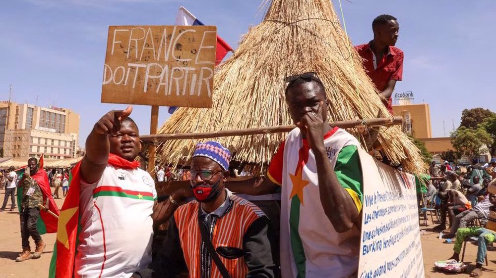 Burkina Faso rally: Protesters tell French troops to 'get out'  