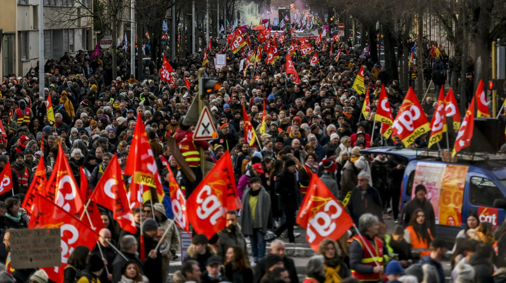 Réforme des retraites : la rue défie Macron