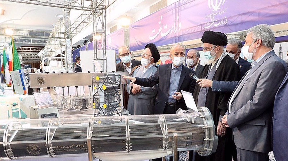 Leader visits exhibition of Iran-made industrial achievements