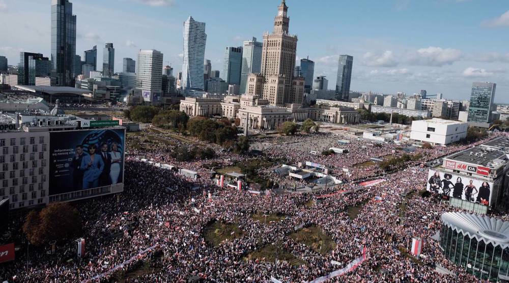Pologne: manifestation monstre contre le gouvernement 