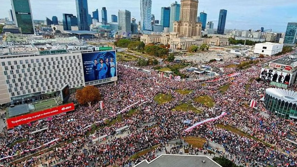 Hundreds of thousands join anti-government rally in Poland's capital 