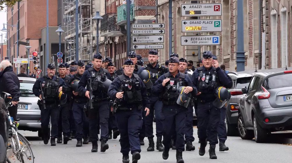 Attaque au couteau dans une école: Paris mobilise 7 000 soldats