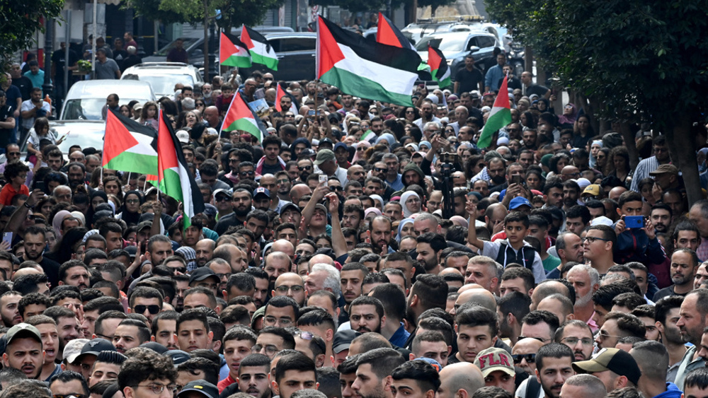 Les manifestants palestiniens condamnent la frappe israélienne contre l’hôpital de Gaza