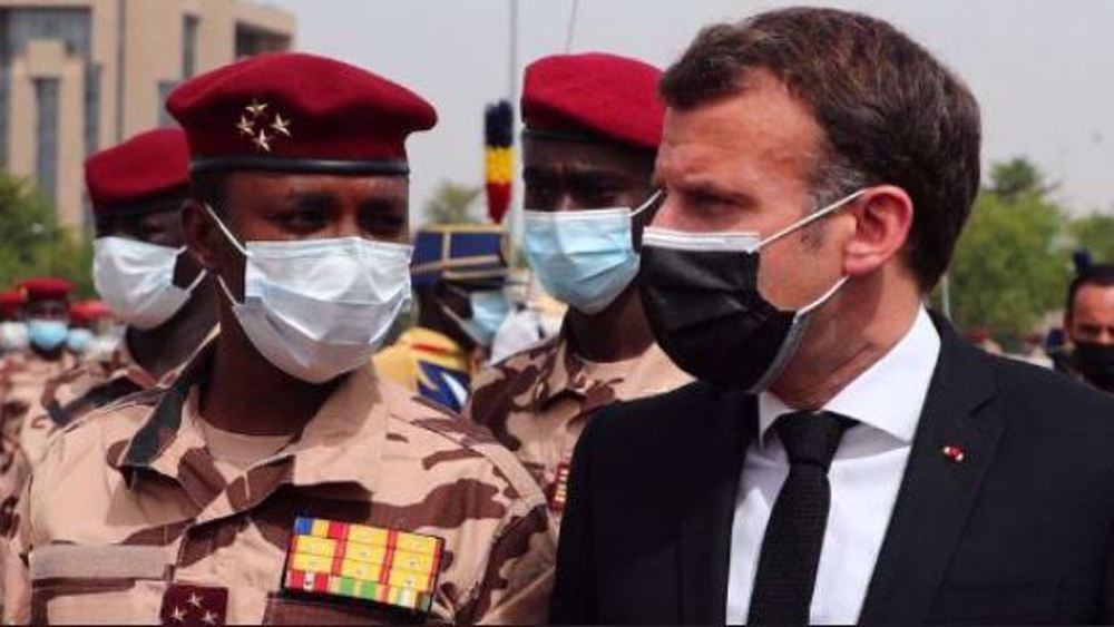 Macron frappe à la porte du Tchad
