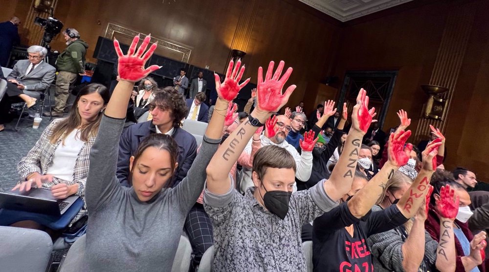 Capitole: des manifestants anti-guerre affrontent des responsables US