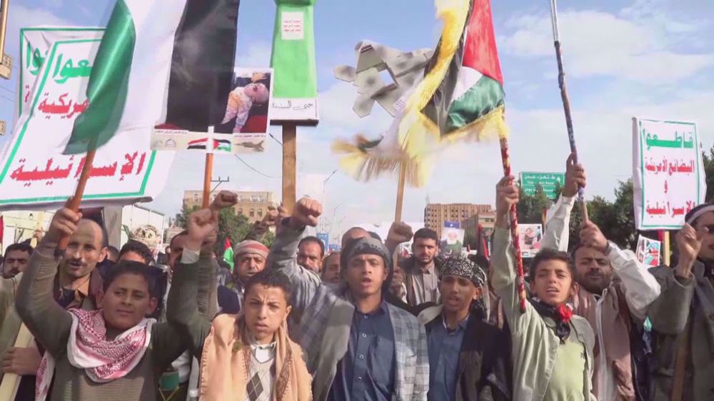 Des manifestants yéménites condamnent le génocide israélien à Gaza
