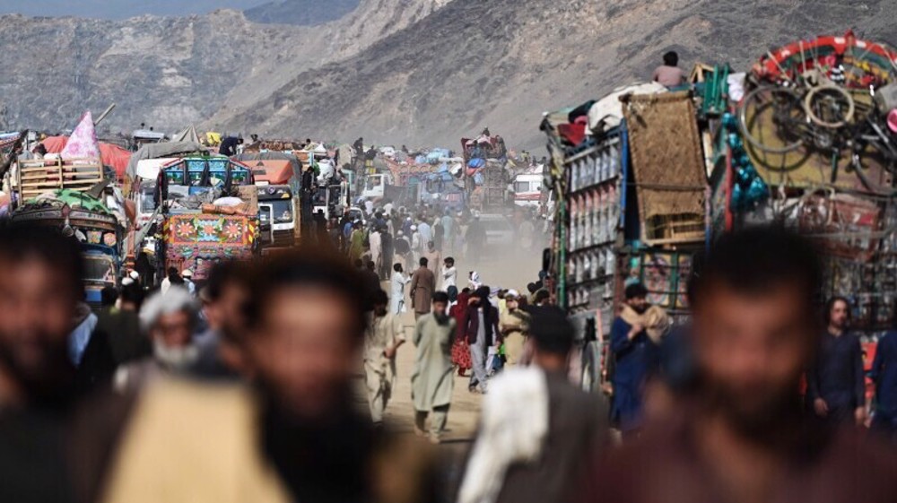 Thousands of Afghans flood border before Pakistan deadline for expulsion 