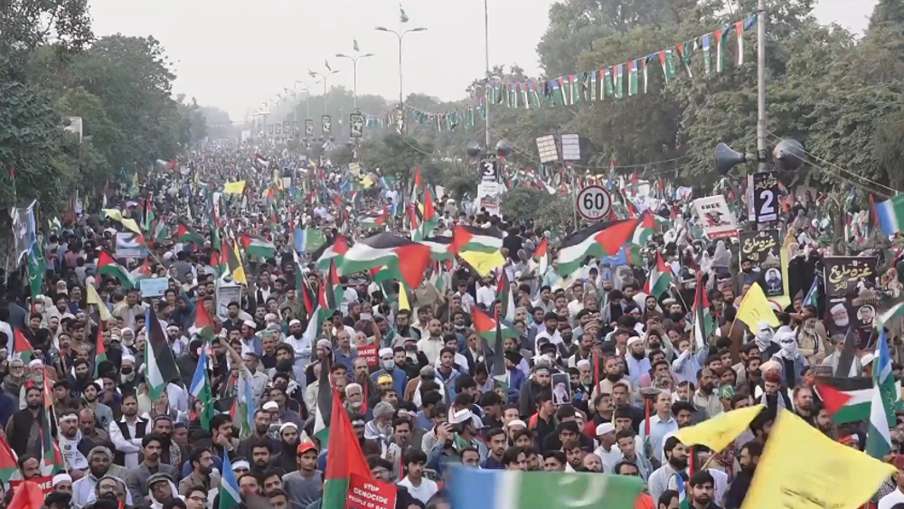 Tens of thousands rally in Lahore in support of Palestine