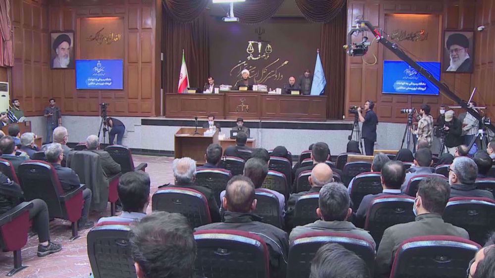Un tribunal de Téhéran tient sa première audience publique sur les crimes de l’OMK