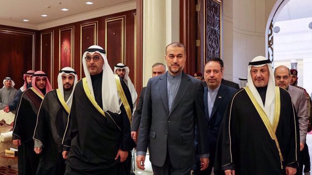 Iran FM meets new Kuwaiti Emir to discuss expansion of all-out ties