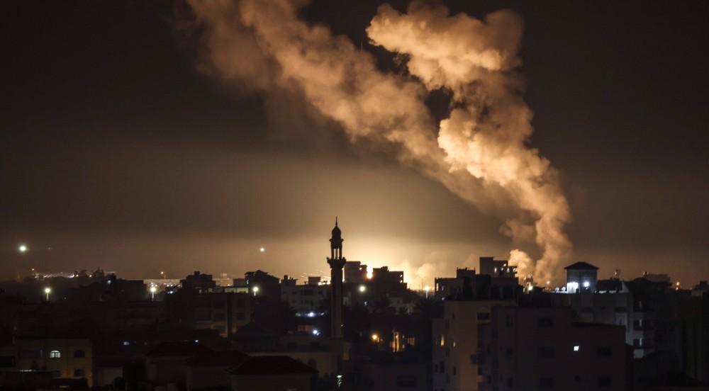 Israël frappe Gaza: le Hamas condamne 
