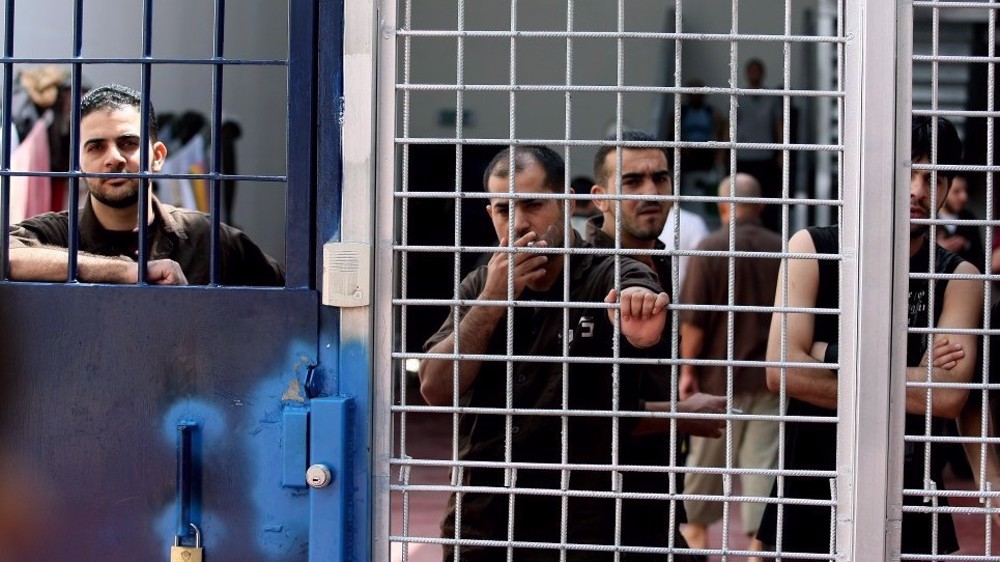 Israeli forces assault Palestinians in Ramon prison, move them to unknown place