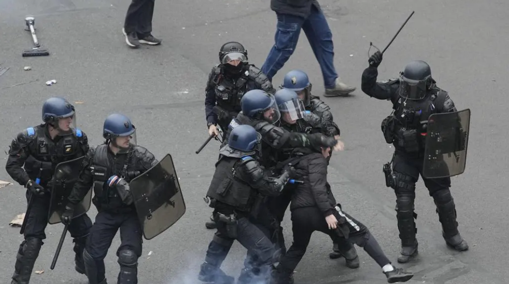 France : l’Iran condamne la violence policière  