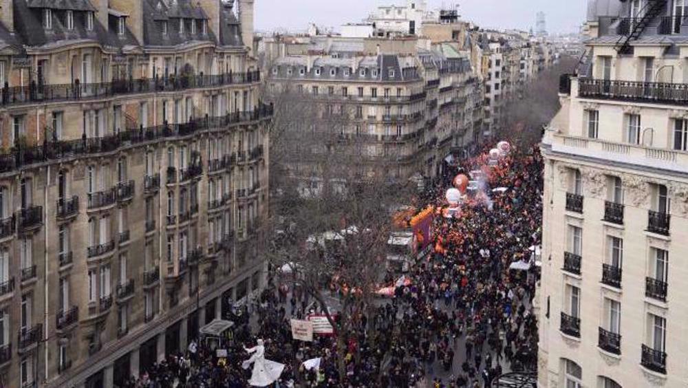 Réforme des retraites: la police française affronte les manifestants