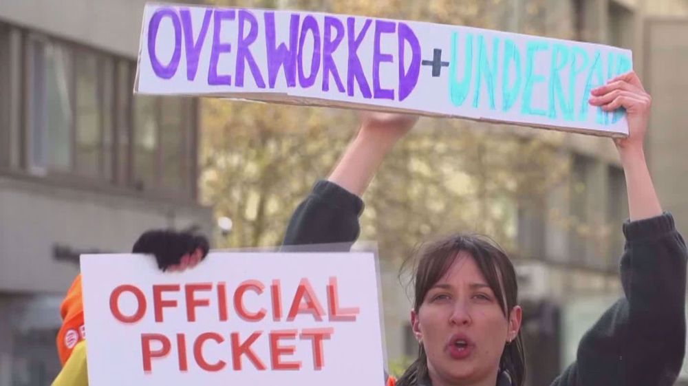 UK junior doctors on strike demanding pay rise