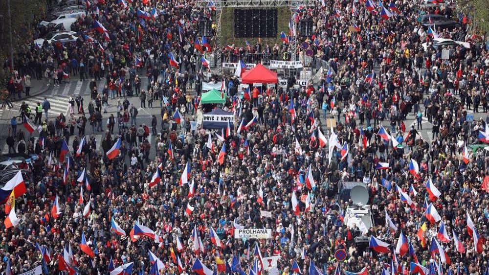 Tisíce lidí protestují proti české vládě kvůli hyperinflaci a zdražování energií