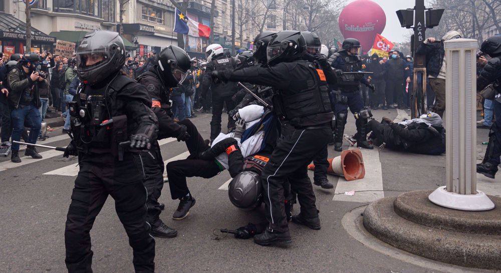 Réforme des retraites: la police française attaque les manifestants