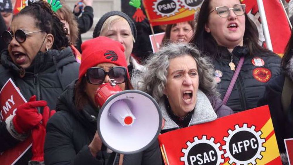 More than 150,000 Canada public servants go on strike 