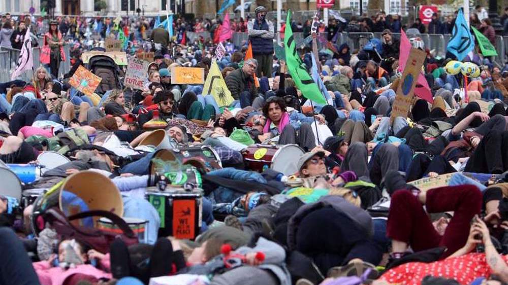Thousands rally outside UK parliament, protest govt.’s environmental failures