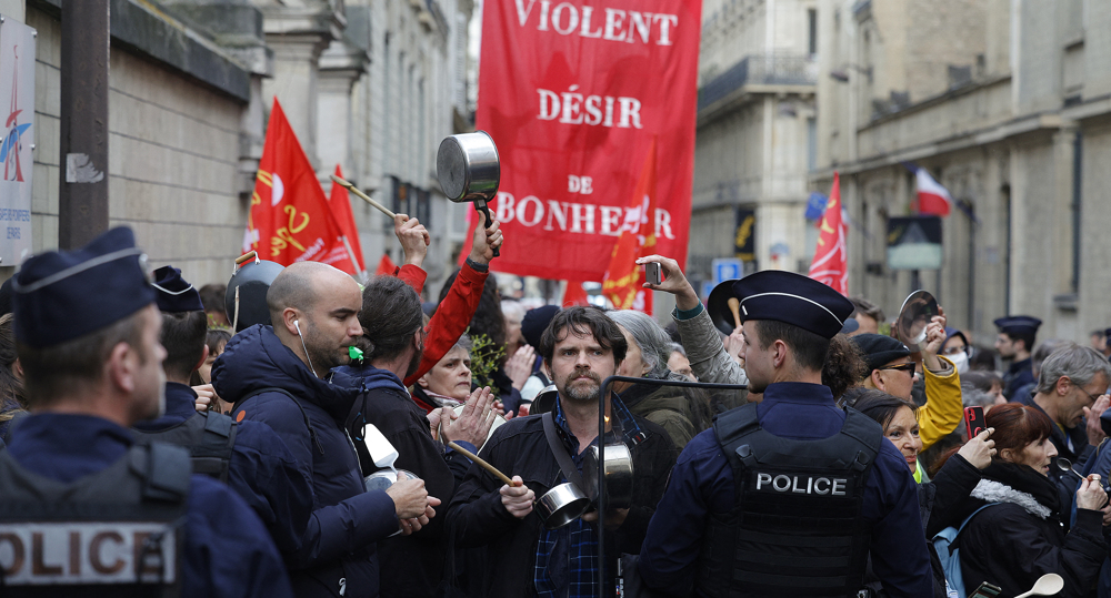 Furious French hold casserolade protest against government's pension law