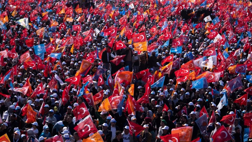 Turkey elections: Close contest between Erdogan, Kilicdaroglu