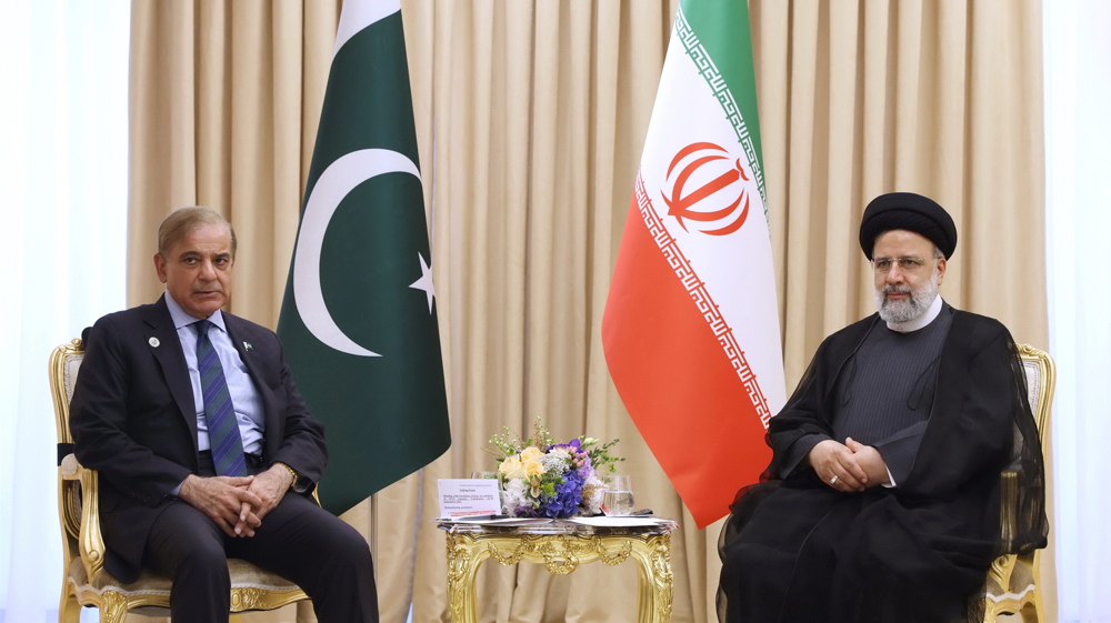 Iran, Pakistan to open border market, launch power transmission line