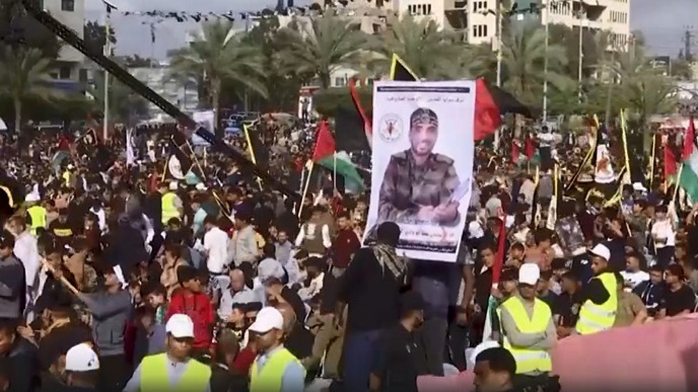 Thousands rally in memorial to Palestinian martyrs of Israeli terror campaign