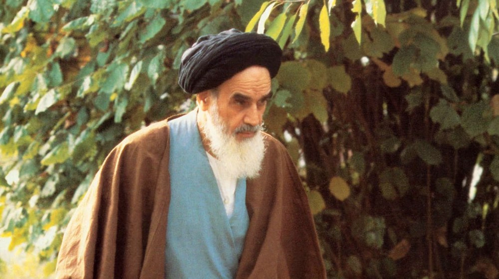 Iranians, devotees mark 34th anniversary of Imam Khomeini's departure