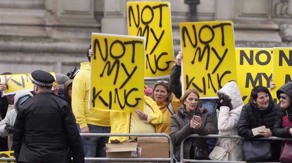 «Not My King»: les manifestants scandent à Londres