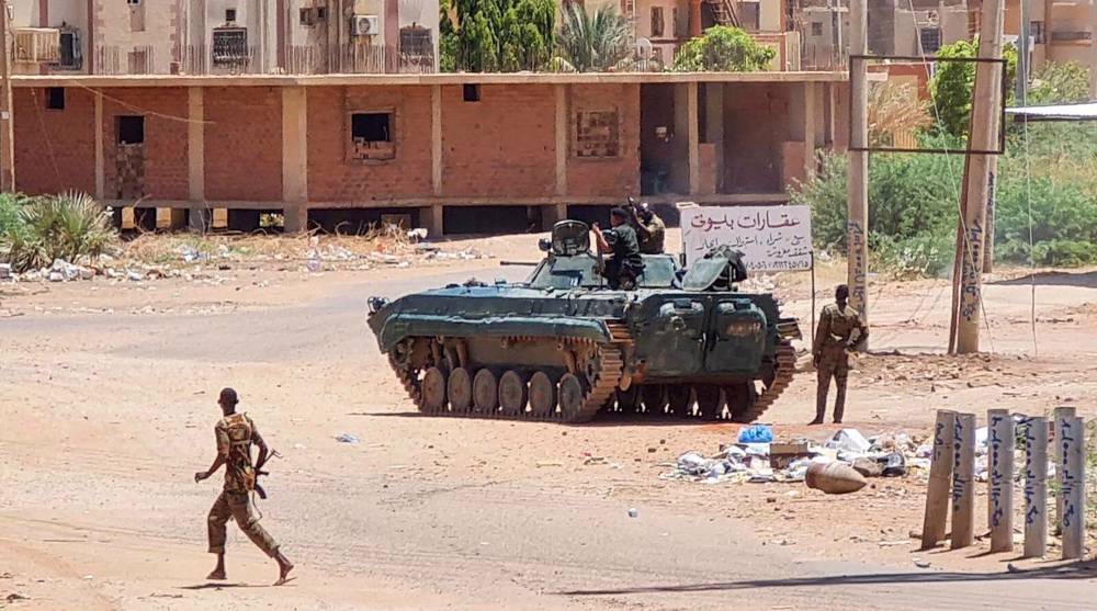 Raids aériens, tirs et exposions secouent Khartoum