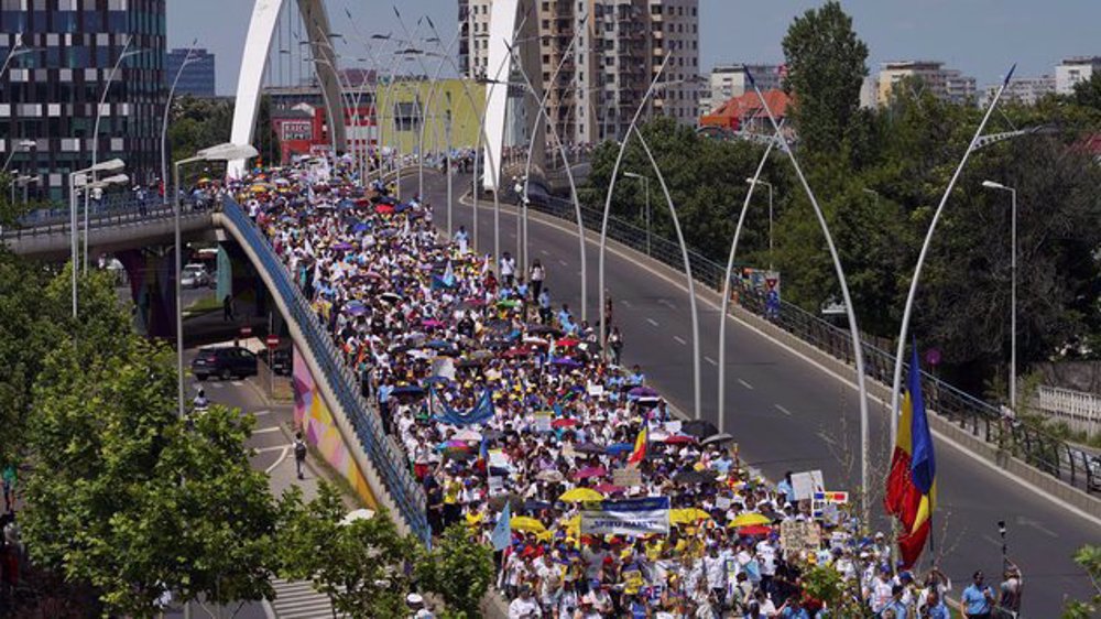 Thousands of Romanian teachers protest low wages