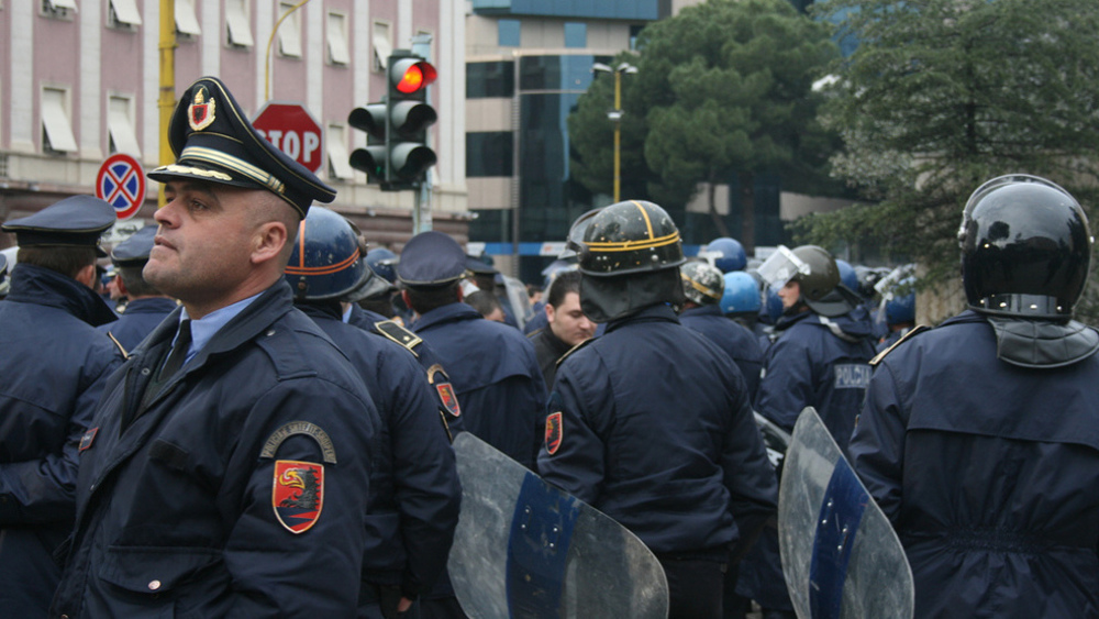 La police albanaise a fait une descente au QG de l’OMK