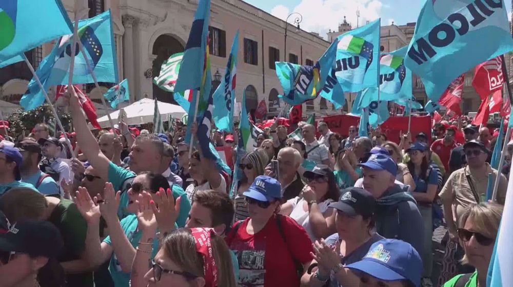 Italy's telecommunication workers stage protest 
