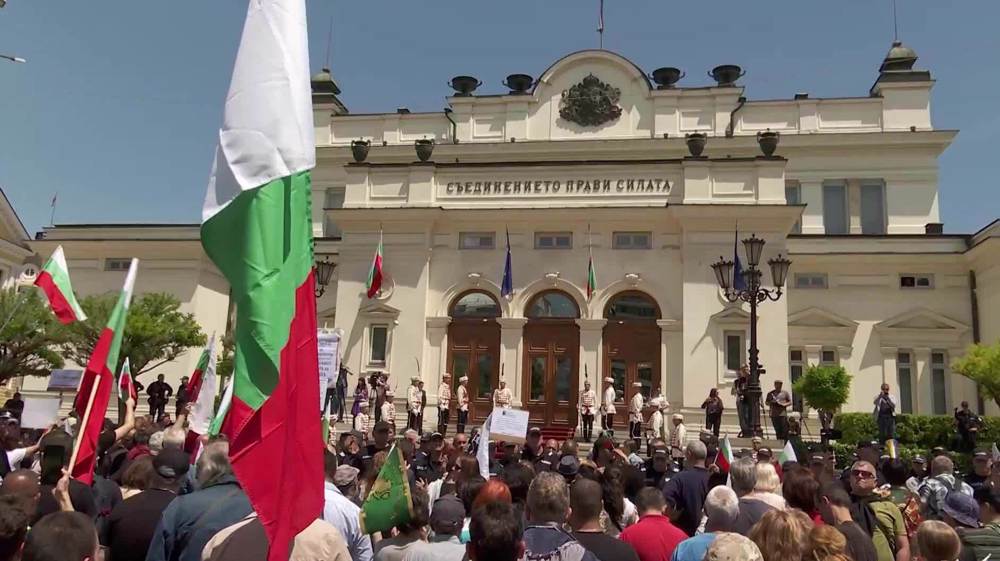 Bulgarians rally against newly-formed pro-Western government, boo leaders 