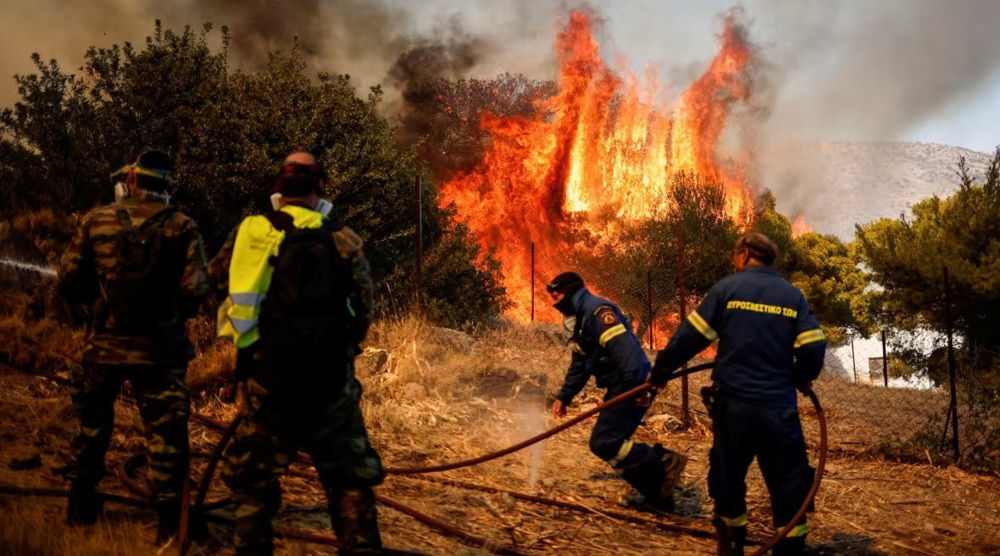 Thousands of tourists flee devastating wildfire in popular Greek island