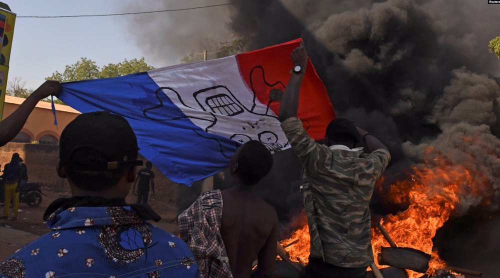 Coup d’État au Niger : le drapeau français brûlé