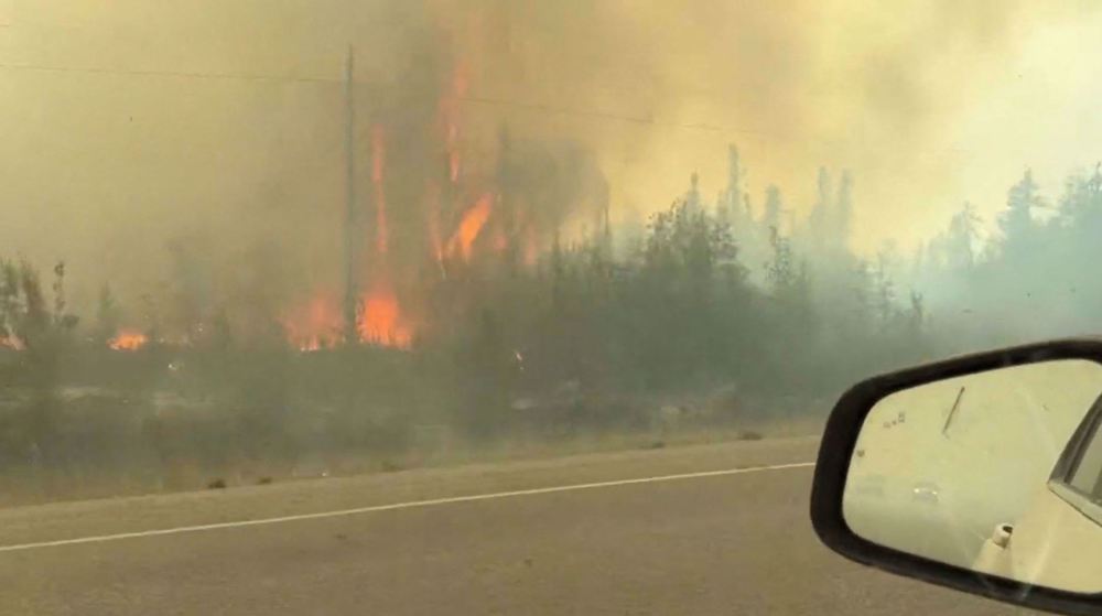 Canada wildfires: Yellowknife residents flee as fires loom