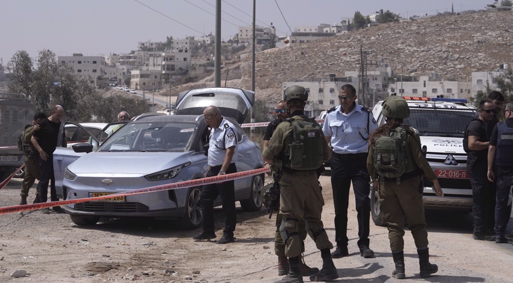 Israeli settler killed, another injured in shooting near al-Khalil