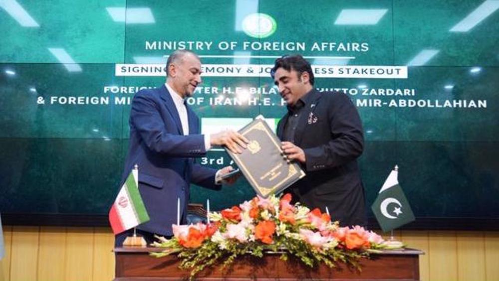 Iran, Pakistan FMs ink five-year strategic plan for commercial cooperation