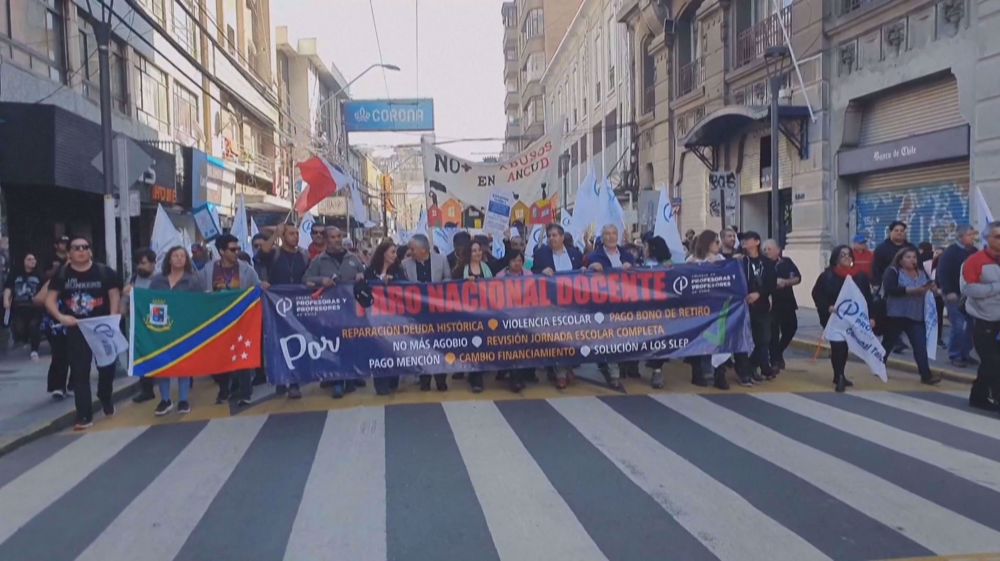 Chilean teachers march amid strikes over pay dispute