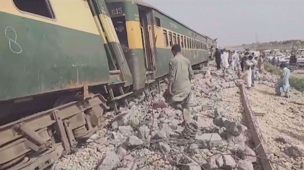 Pakistan train wreck kills at least 30 people