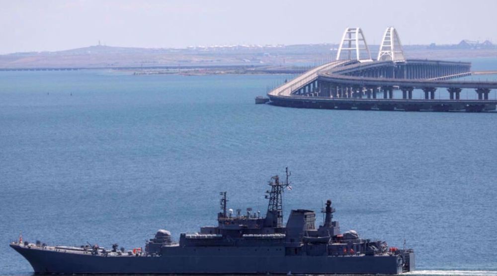 La Russie détruit 3 drones navals ukrainiens visant le pont de Crimée
