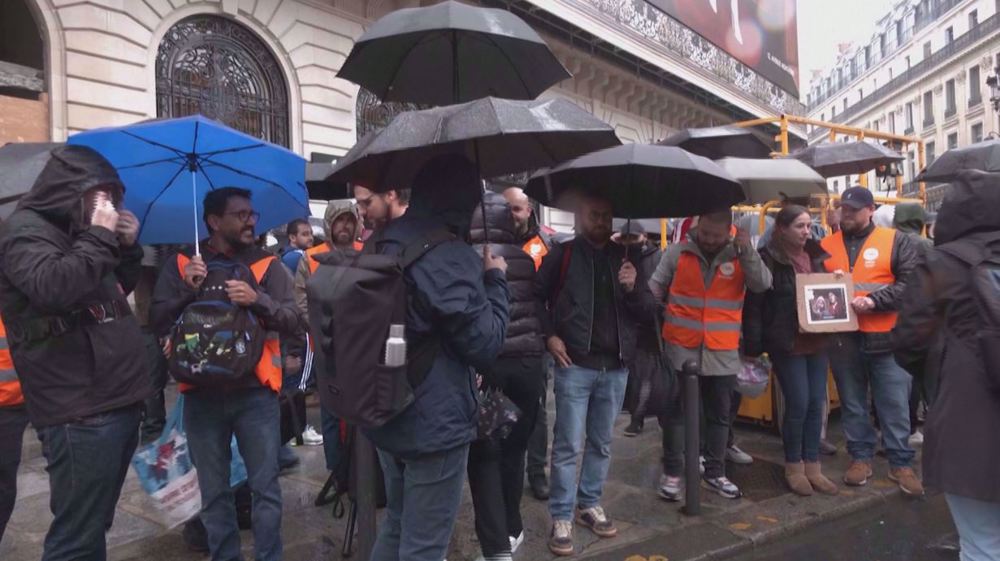 Apple Store employees protest in Paris over pay, work conditions
