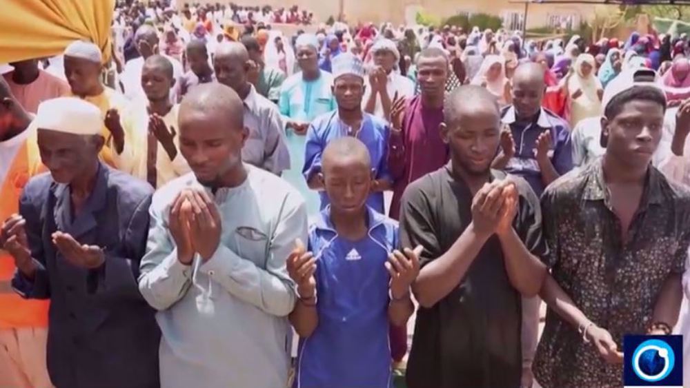 Nigerien Muslims pray for French troops departure