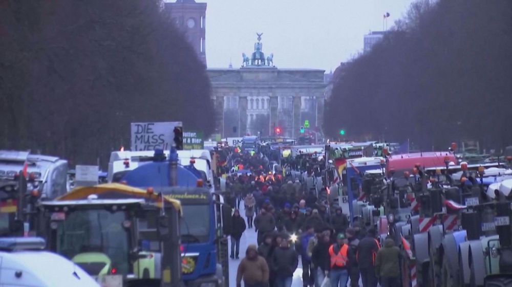 Thousands of tractors block Berlin as farmers protest