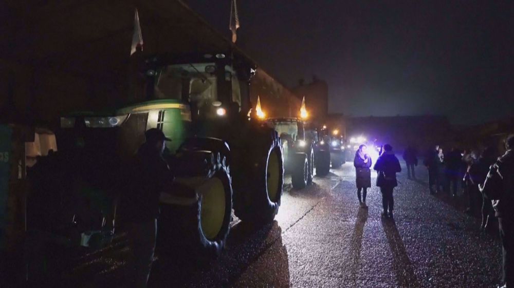 French farmers drive tractors on motorway near Paris